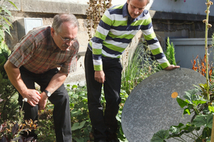  Hotelbesitzer Roland Helth (l.) und Progas-Fachberater Ralf Stolle inspizieren den im Blumenbeet verborgenen Flüssiggasbehälter. 