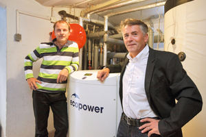  Progas-Verkaufsleiter Hartmut Niemz (r.) und Progas-Inspektor Ralf Stolle präsentieren das Blockheizkraftwerk im Keller des Hotels 