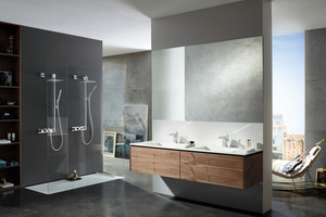  Elegante Walk-In-Duschen sind typisch für das „Masterbad“ – hier realisiert mit dem Unterputzsystem „Hansamatrix“ 