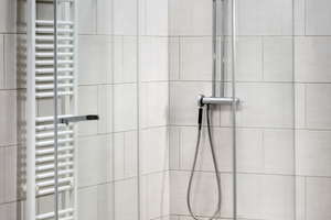 Die „Acoma“ Schwingtür mit versetztem Drehpunkt bietet sich an, wenn z. B. ein Heizkörper neben der Dusche befestigt werden soll. 