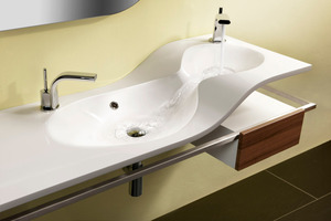  Eine elegante Waschplatzlösung bietet Saniku mit „Valou: Zwei Becken auf verschiedenen Höhen, unterfahrbar, mit Reling für Handtücher und Stauraum. 