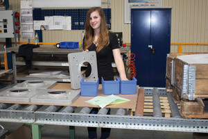  Eine Schülerin hilft bei der Produktion von Dachventilatoren 