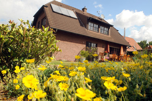  Die Sonne über Borken-Marbeck im Münsterland lacht. Familie Kunz beheizt ihr Haus aus dem Jahr 1987 jetzt mit einem Kompaktheizgerät in Kombination mit einer Solaranlage 