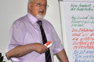  Walter Kaltenbach erklärt an der Flipchart die richtige Kundenansprache. 