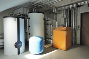  Der Technikraum im Dach­geschoss mit der Inneneinheit der Wärmepumpe, dem Gasbrennwertgerät und dem Warmwasserspeicher. 