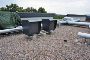  Die beiden Verdampfereinheiten der Luft-/Split-Wärmepumpe von Bartl auf dem Flachdach. 