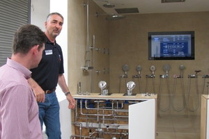  Manfred Kühn stellt die Showerkabine des Grohe Trainingscenters in Lahr vor. 