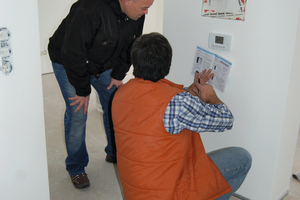 Der Westaflex-Kundendienst weist den Bauherrn in die Nutzung der Fernbedienung ein. 