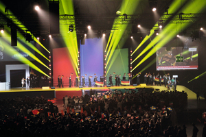  Das deutsche Team tritt auf die Bühne der WorldSkills 2013 in Leipzig. 