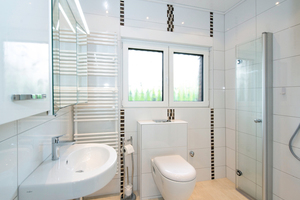  Wegklappbare Duschwände schaffen viel Platz und Komfort und ermöglichen es, den Duschplatz bei Nichtgebrauch als Bewegungsfläche mit zu nutzen.  