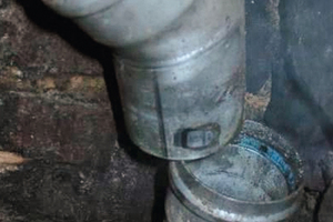  Abgasleitung im Schacht am Bogen auseinandergezogen. 