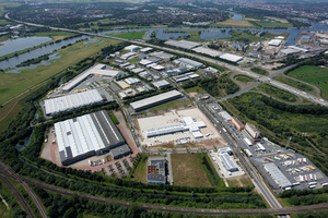  Der Gewerbepark Hansalinie in Bremen. An der Europaallee entstand das Nutzfahrzeug­zentrum eines großen Automobilherstellers. Sechs Baukörper bilden dabei einen kreuzförmigen Grundriss. 
