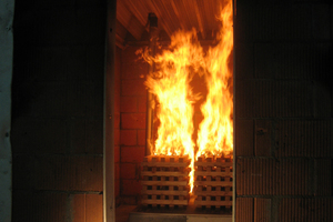  Im Versuchsaufbau hat sich das Feuer über die kleinen Durchdringungen auf das Dach ausgeweitet. In der Praxis droht jetzt der gefürchtete „Flash-over“, der sich in Sekundenschnelle zum Großbrand ausweiten kann. 