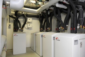  Wärmepumpen im EinsatzFünf Wärmepumpen mit einer Leistung von je 16 kW wurden im Technikraum untergebracht. Sie sind neben der Heizung auch für die Warmwasserbereitung verantwortlich 
