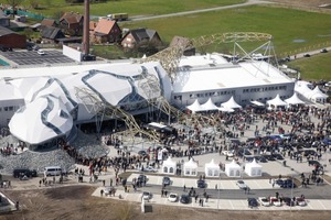  Aus einer Textilfabrik gebautDer Gecko, Wiesmanns Markenzeichen, beinhaltet Show Room und Shop; eingeweiht wurde die Produktionsstätte Anfang 2008 