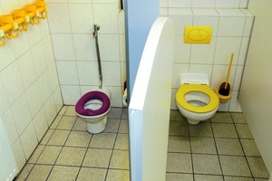  „Baby“-WCEine der Kabinen im gelben Sanitärraum erhielt ein WC „Baby“. Dadurch finden die Kleinsten hier ihre gewohnte Ausstattung vor und können gleichzeitig das Verhalten der großen Kinder bei der Nutzung eines richtigen WC abgucken 