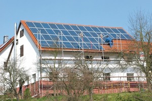  PV-Module sind die ZukunftVolker Zarges ist überzeugt, dass PV-Module in Zukunft bei der elektrischen Energieversorgung eines Haushalts eine große Rolle spielen. Deshalb bedecken PV-Module praktisch die gesamte Dachfläche des ehemaligen Stalls 