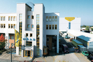  Das Stammwerk der Otto Haas KG in Nürnberg Schmalau, mit Verwaltungstrakt, Hochregallager und ca. 3.000 m² Produktionsfläche. 