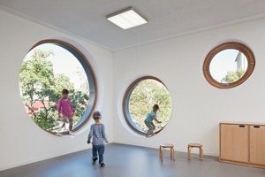  Tiefe Fenster ermöglichen auch den Kleinsten den Blick nach draußen. 