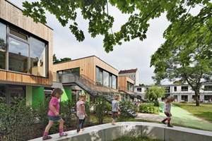  Über eine freistehende Treppe gelangen die Kinder von den Terrassen im 1. OG in den Garten. 