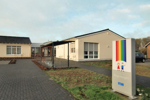  Der Neubau der Kindertageseinrichtung „Unter’m Regenbogen“ wurde nach einem ausgeklügelten Raumplan für die Betreuung von Kindern ab dem zweiten Lebensjahr bis zum Beginn der Schulpflicht errichtet. 