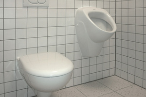  Der Sanitärraum für Eltern und Besucher der Kita „Unter’m Regenbogen“ ist mit einem Urinal und einem wandhängenden WC der Serie „Renova Nr. 1“ ausgestattet. 