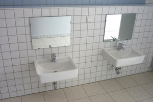  Waschbecken in unterschiedlich angebrachten Höhen unterstützen die selbstständige Nutzung durch alle Kinder der Einrichtung.  