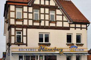  Hauptgeschäft und Backstube der Bäckerei Hünerberg befinden sich in einem 1906 erbauten Altbau. Im Haus befindet sich außerdem eine Wohnung. 