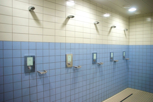  In allen Duschbereichen sorgen die elektronischen Dusch-Armaturen „Linus D-E-T Eco“ von Schell für Komfort und Wirtschaftlichkeit. 