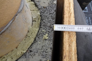  Der Abstand zur Schornsteinkopfverkleidung aus Holz müsste mindestens 5 cm betragen. 