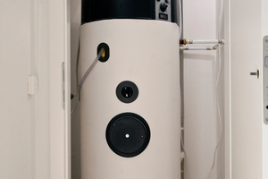  In jeder Wohnung stellt eine Dimplex-Lüftungs-Wärmepumpe „LWP 200“ die kontrollierte Wohnraumlüftung sicher und erzeugt gleichzeitig aus der warmen Abluft aus den Räumen das Warmwasser.  