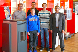  Die Gewinner der Azubi-Patenschaft erhielten im Windhager-Schulungszentrum erste Einblicke in die Technik von Pellets- und Scheitholzkesseln. Das Foto zeigt von links nach rechts: Horst Seeger (Windhager), Rainer Krause, Stefan Drexel, Robert Peter mit Geschäftsführer Peter Mathein von Windhager. 