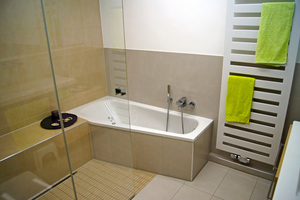  Dusche und Badewanne auf wenigen Quadratmetern vereint. Mit einer intelligenten Planung ist selbst das möglich. 