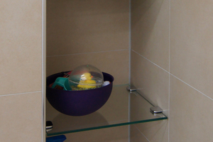  Shampoo, Duschgel, Hand­tücher – alles wartet griff­bereit auf seinen Einsatz in der Dusche. Die Nische kleideten die Verarbeiter mit „PCI Pecidur“ aus. 