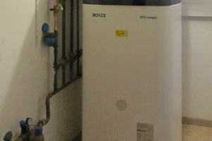  Die „HPSU compact“ mit integriertem 500 l Warmwasserspeicher wurde auf geringer Fläche im Heizungskeller aufgestellt.  