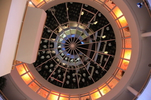  Blick in die spiegelnde Glaskuppel im Technology Center während der abendlichen Eröffnungsfeier 