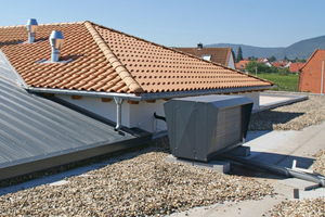  Die geräuscharme Außeneinheit ist dezent auf dem Dach installiert. 