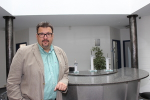  Frank Westermann, Geschäftsführer der Brüning GmbH, im Foyer des Unternehmensgebäudes. 
