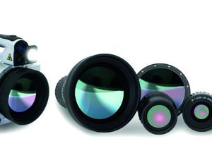  High-End-Kameras erkennt man vor allem am umfangreichen, optionalen Zubehör, wozu insbesondere mehrere Wechseloptiken, Filter und Vorsätze gehören (InfraTec). 