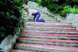  Verlegung von Heizleitern auf einer Treppe. 