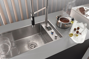  „eUnit Kitchen“ von Dornbracht erleichtert mit elektronisch gesteuerten Armaturen die Arbeitsprozesse in der Küche und unterstützt die Funktionen Wasserausgabe,-dosierung und -temperatur sowie Excenterbetätigung. 