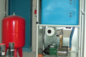  Druckerhöhungsanlage „Tano XL“ im Keller der Gebäude als Teil der Grauwasseranlage mit Trinkwassernachspeisung bei leerem Entnahmebecken. 
