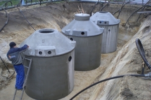  Versetzen der Betonbehälter im Erdreich. Zulauf von Duschen und Badewannen in den ersten Tank, Membranbiologie im zweiten Tank, Klarwasser zur Entnahme mit zwei Unterwasser-Zubringerpumpen im dritten Tank. 