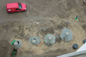  Betonbehälter im Erdreich auf der Gebäuderückseite. Rechts einer der beiden Regenspeicher, links drei Grauwassertanks, ausgelegt zur Versorgung von fünf Mehrfamilienhäusern. 