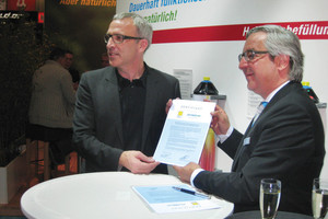  Die beiden Geschäftsführer Michael Sautter (re.) und Jürgen Korff (li.) besiegeln die Kooperation. 