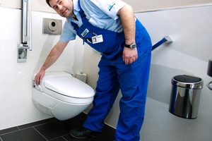  Wasserreinigung auf der Toilette: Der technische Leiter, Horst Träger, schätzt an den Dusch-WC den Komfortaspekt sowie die Entlastung des Pflegepersonals. 