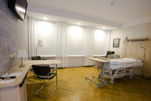 Luxuriöse Ausstattung: Die geräumigen Patientenzimmer mit über 33 m² Fläche verfügen über Parkettboden, eine Sitzecke mit Schreibtisch und einen Flachbildfernseher. 