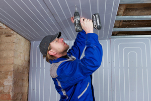  Die auf dem „Renovis“-Element aufgedruckte Verlegung der Rohre erleichtert den Einbau von Einbauleuchten, Luftauslässen oder Sprinklern. 