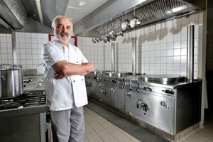  Rinnen-Erfahrung in der Küche – Küchenchef Rüdiger Deißler von der Sophie-Scholl-Schule Remscheid hat eine Tece Basika Küchenrinne. 