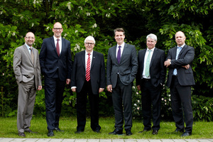  René Müller (Duravit), Frank Wiehmeier (Grundfos), Vorstandsvorsitzender Georg Rump (Oventrop), stellvertretender Vorstandsvorsitzender Dr. Roger Schönborn (Kermi), Jörg Loew (burgbad) und Dirk Gellisch (Viega) (v.l.n.r.). Nicht im Bild: Dr. Marc Andree Groos (Vaillant). | Fotos: ARGE Neue Medien 